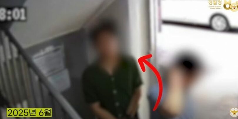 不動産の内見を装って玄関の暗証番号を盗み見る男＝韓国警察庁のYouTubeチャンネル(c)NEWSIS