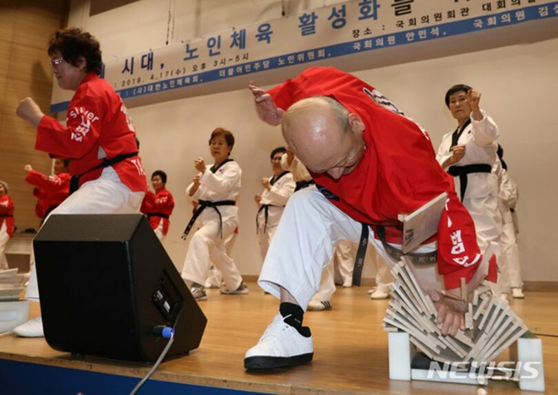2019年4月17日、ソウルの国会議員会館で開かれた「100歳時代、高齢者スポーツ活性化のための討論会」の公演で、テコンドーを披露する高齢者(c)NEWSIS