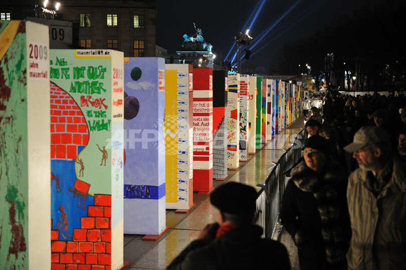「ベルリンの壁」崩壊20年を祝う巨大ドミノ倒し
