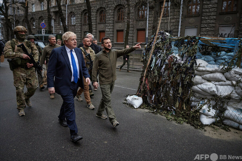 ジョンソン英首相、キーウ中心部視察 ゼレンスキー大統領案内