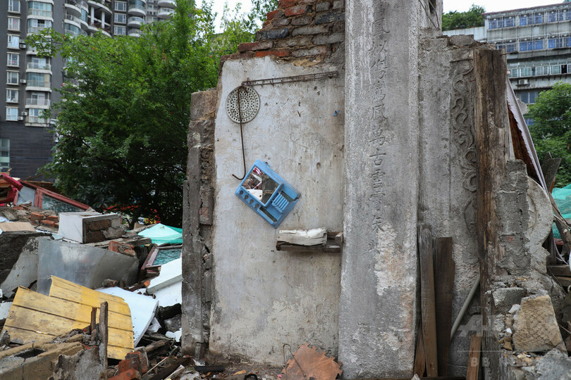 清時代の「牌坊」、家屋の一部になっていた 解体作業中に姿現す