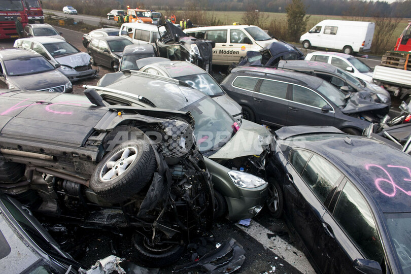 独高速道路で52台の玉突き事故、3人死亡
