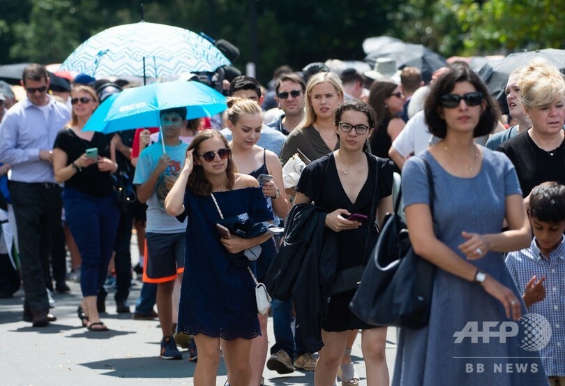 マケイン氏追悼式、議事堂の広間にひつぎ安置 トランプ氏は欠席