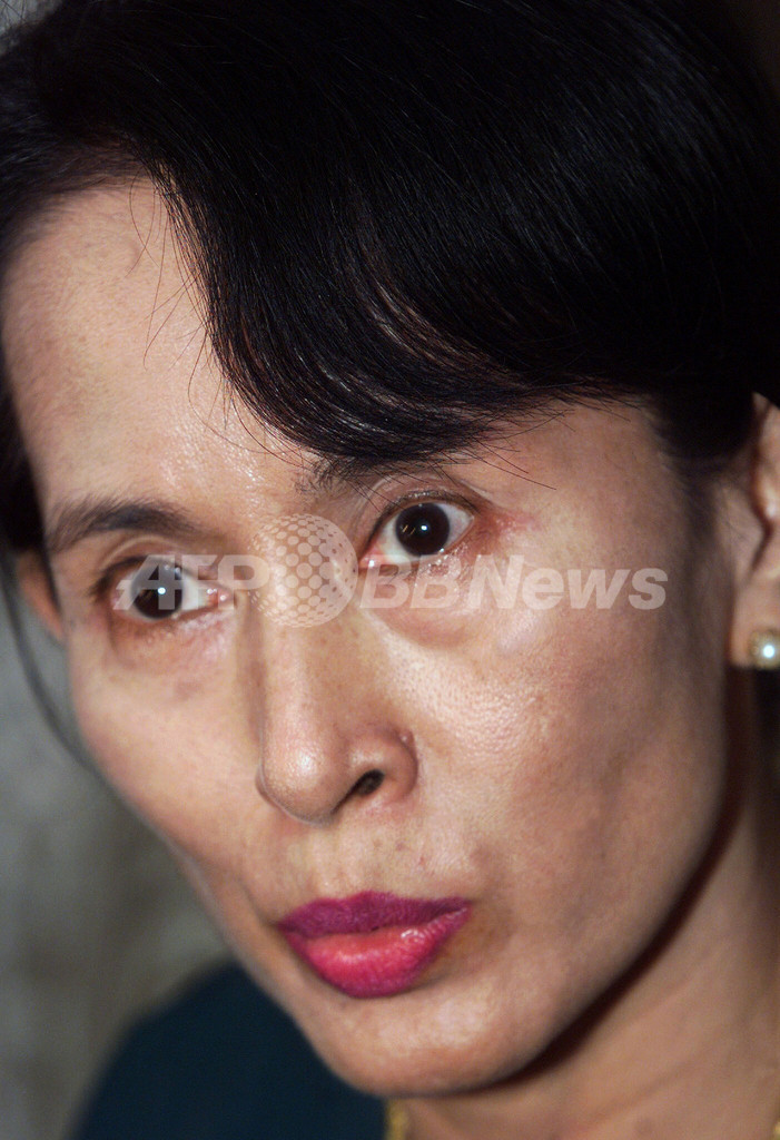スー・チーさん弁護士と面会、04年以来初