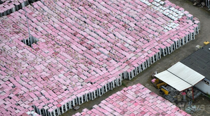 ずらり並んだ電話ボックス、撤去後の行き先は？