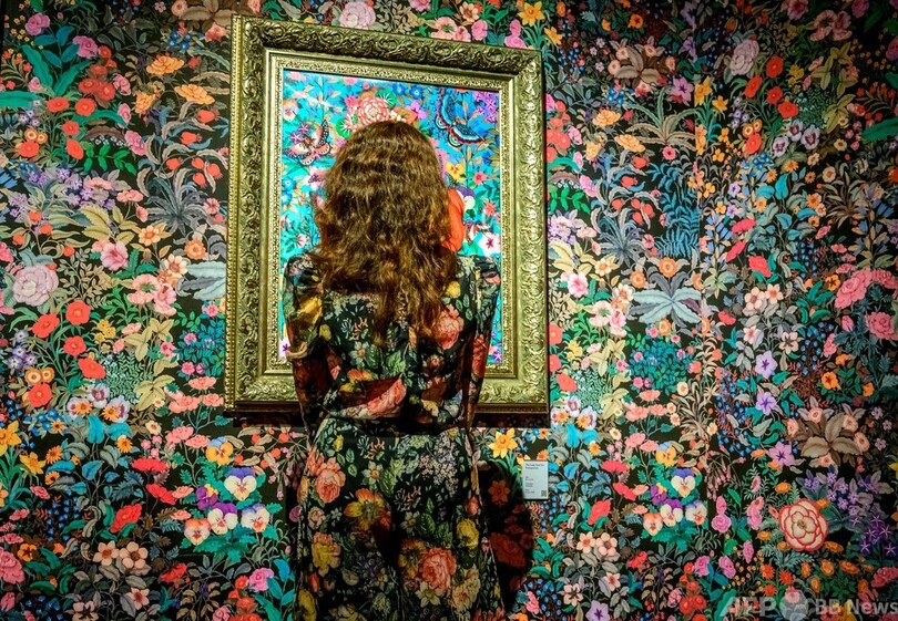 【今日の1枚】擬態? 来場者と絵画が一体