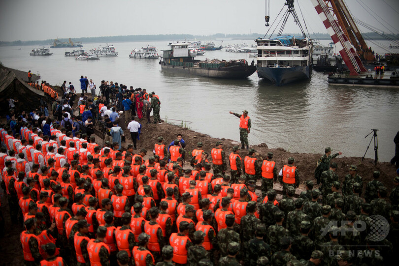 中国客船転覆、死者431人に 現場で追悼式