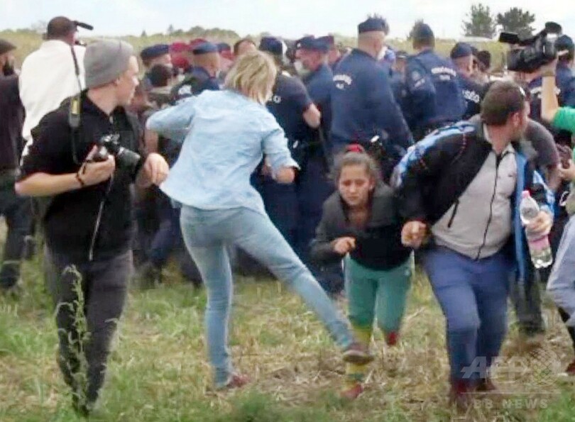 移民蹴ったカメラマン 治安妨害容疑で捜査 ハンガリー検察 写真3枚 国際ニュース Afpbb News