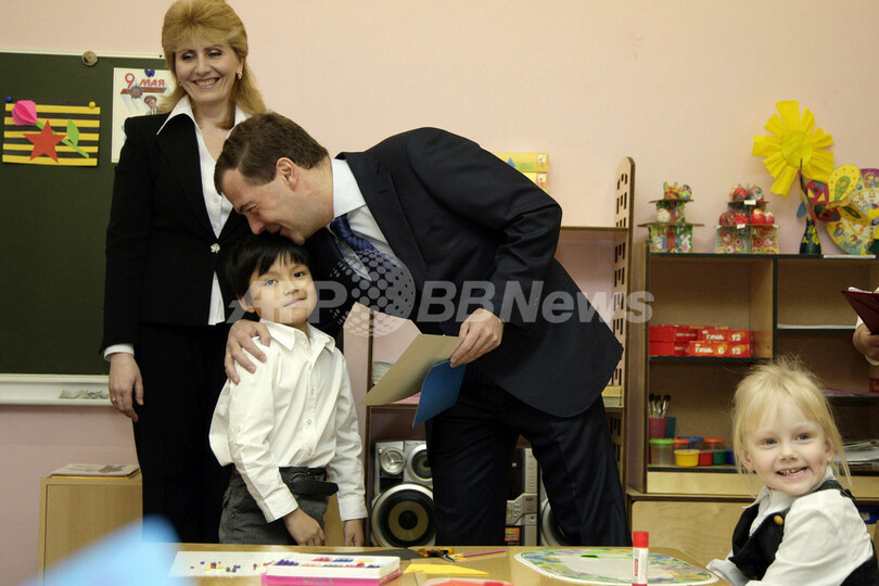 子どもたちとブロックで遊ぶメドベージェフ大統領、ロシア