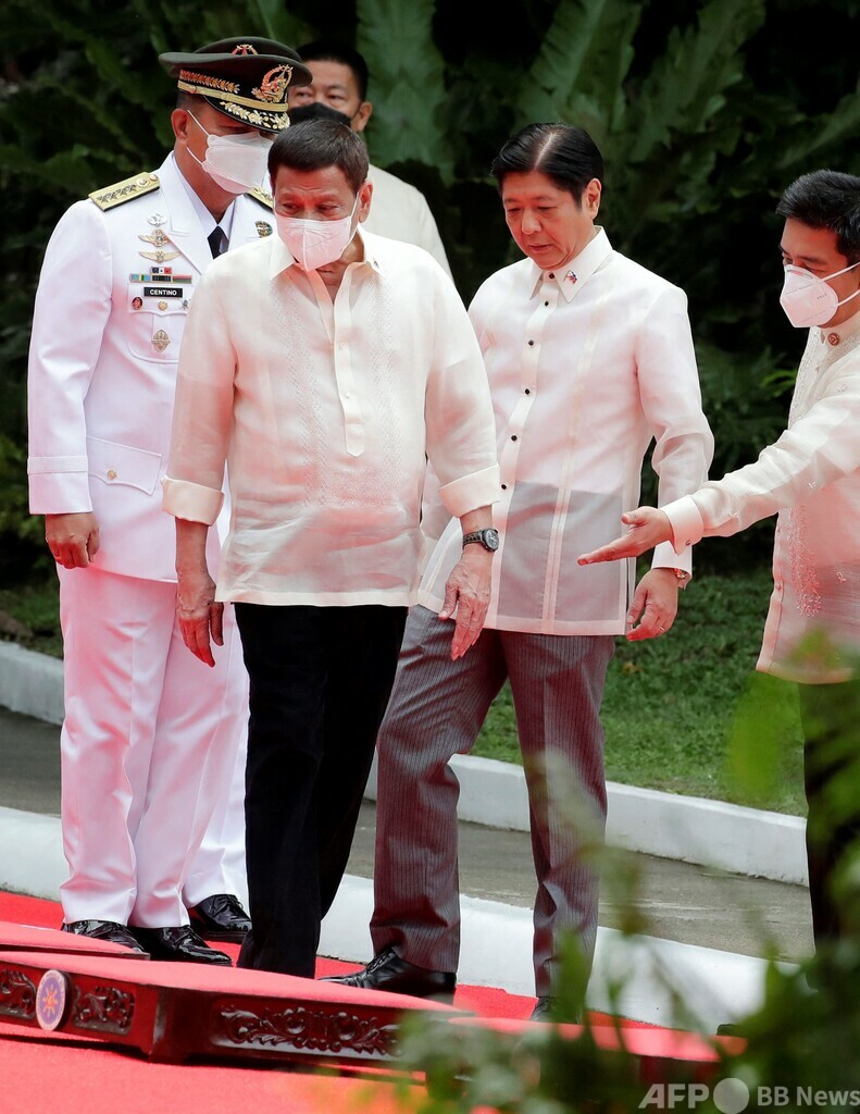 マルコス氏、大統領就任 独裁者の父を称賛