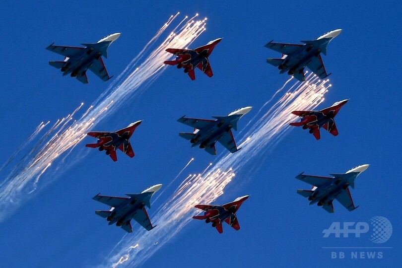 ロシア、戦勝記念日の軍事パレードで最新兵器を披露