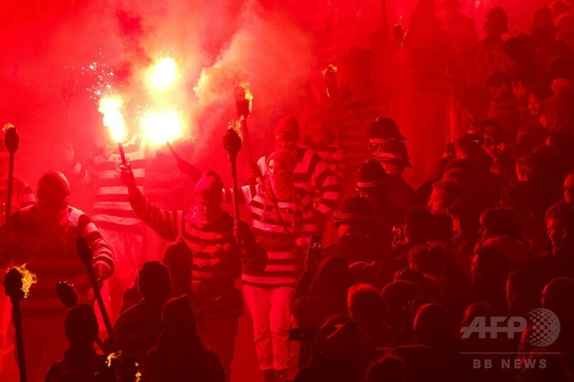 英「ボンファイア・ナイト」、プーチン露大統領の人形燃やす