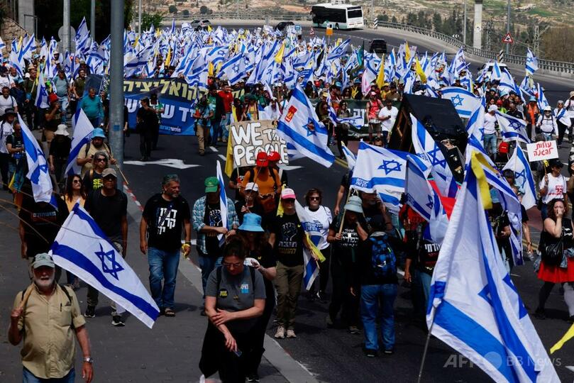 エルサレムで、イスラエルのベンヤミン・ネタニヤフ首相に抗議する人々（2025年3月19日撮影）。(c)Menahem Kahana / AFP