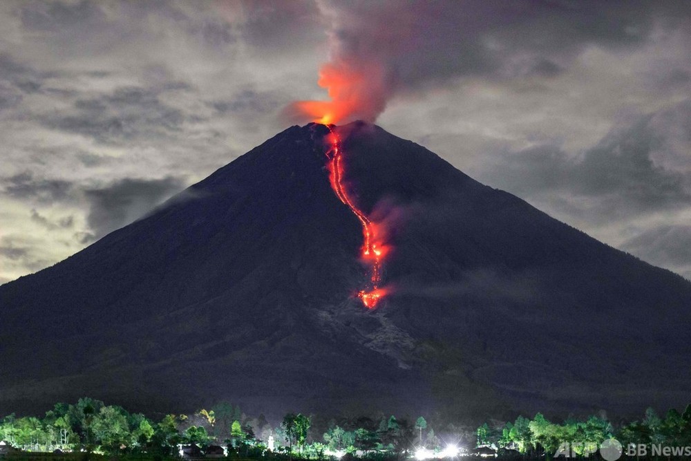 ジャワ島東部スメル山が噴火 インドネシア