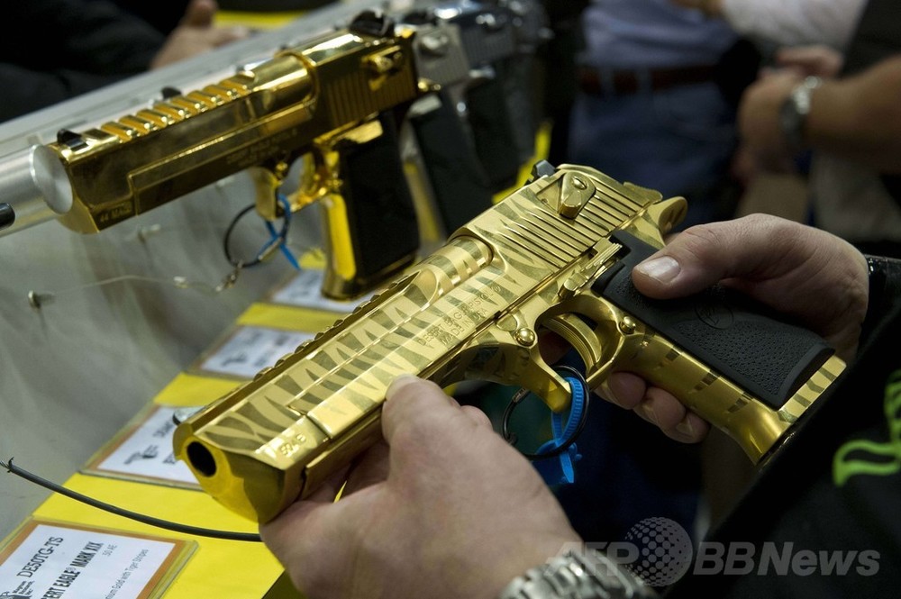 金色の拳銃」、NRA年次総会の関連イベントで披露 米国 写真3枚 金色の拳銃」、NRA年次総会の関連イベントで披露 米国 写真3枚