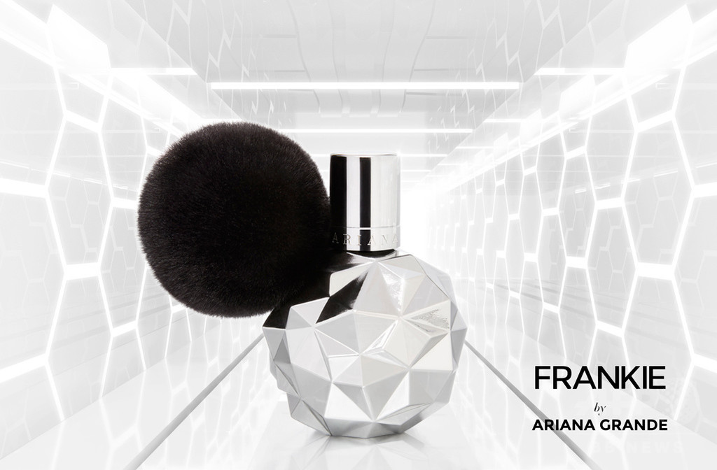 歌姫アリアナが兄とコラボした新作香水、8月4日発売