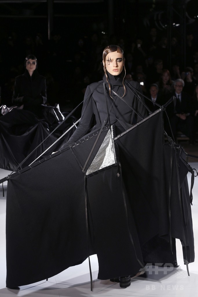 古代ギリシャに着想を得た一枚の布で見せる服、「ヨウジヤマモト」15/16秋冬