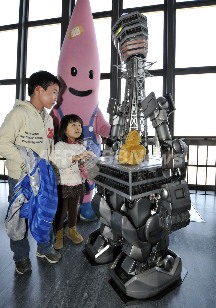 通天閣ロボ、東京タワーに参上 写真4枚 ファッション ニュースならMODE