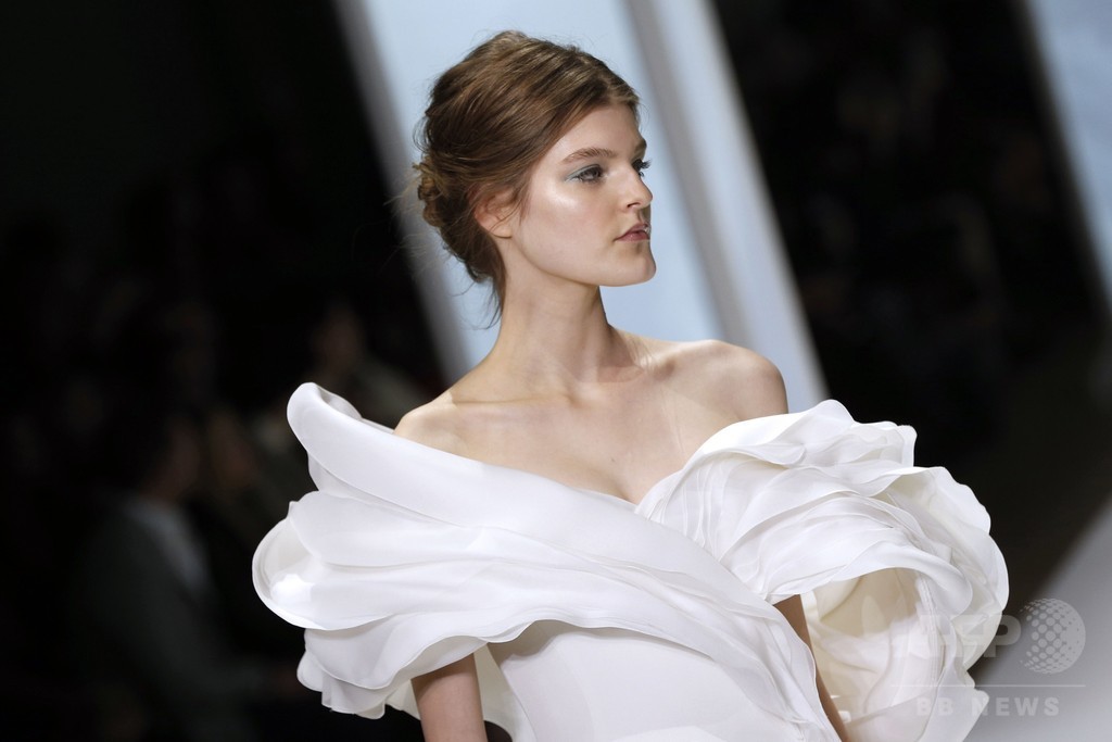 フェミニンで繊細なドリームドレス、「ラルフ＆ルッソ」15年春夏オートクチュール
