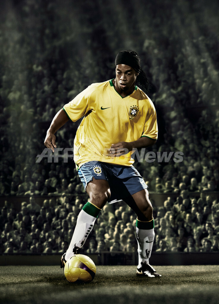 ブラジル代表 新ユニフォームを披露 写真3枚 ファッション ニュース