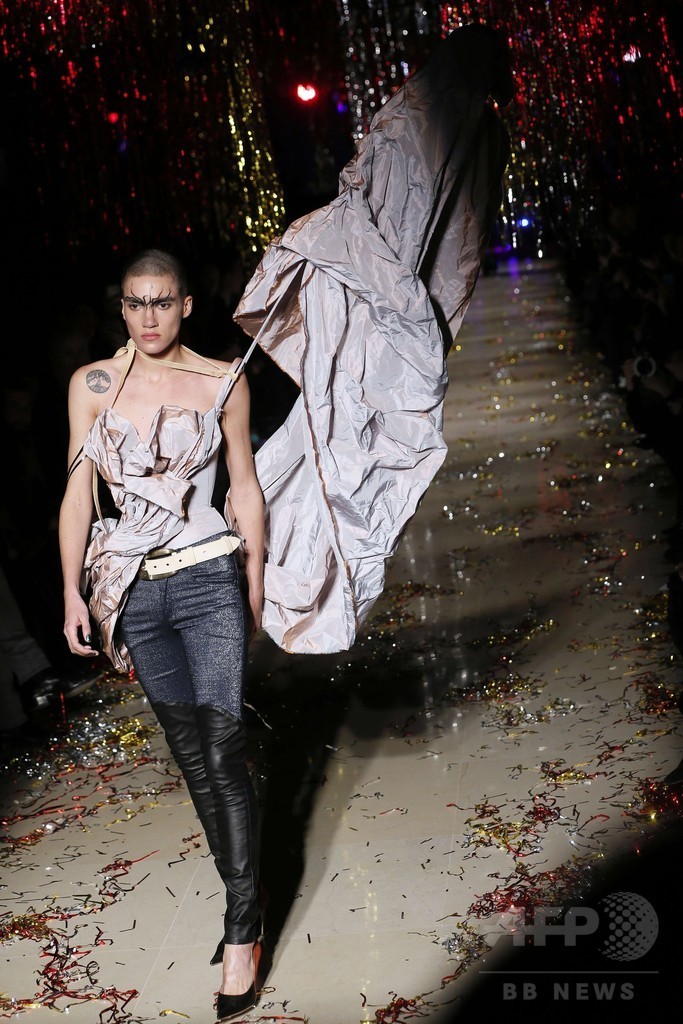 「ユニセックス」にまとう服、「ヴィヴィアン・ウエストウッド ゴールドレーベル」15/16秋冬