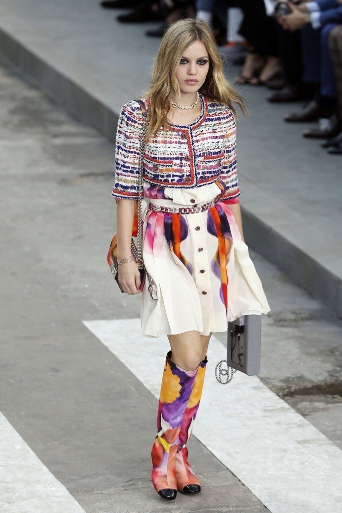 「戦争ではなくファッションを創ろう！」モデルらがデモ行進、「シャネル」15年春夏