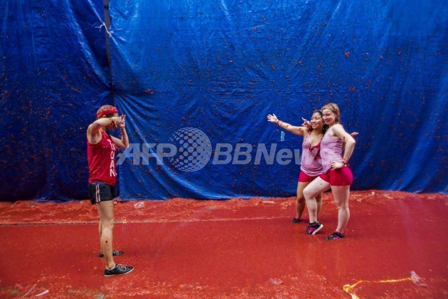 人も道路も真っ赤、スペイン恒例のトマト祭りに2万人