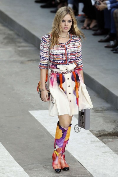 「戦争ではなくファッションを創ろう！」モデルらがデモ行進、「シャネル」15年春夏