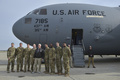 ワシントン近郊のアンドルーズ空軍基地に到着した、米空軍の兵士らとマイク・ペンス副大統領（2017年12月22日撮影、参考写真）。(c)Mandel NGAN / POOL / AFP