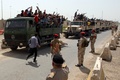 イラクの首都バグダッド（Baghdad）から軍のトラックでイスラム武装勢力の進撃が続く北部へ向かう志願兵たち（2014年6月13日撮影）。(c)AFP/ALI AL-SAADI