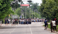2007年9月27日、ヤンゴン（Yangon）市内繁華街でデモ隊を追い払おうとする兵士ら。(c)AFP
