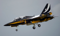 英南部のハンプシャー（Hampshire）で9日、ファンボロー国際航空ショー（Farnborough International Airshow）が開幕した。債務に苦しむ各国政府が軍事費を削減している中、今回のショーで発表される軍用機の大型契約は少ないとみられる。

写真は、デモ飛行する韓国の超音速高等訓練機「T50」（2012年7月9日撮影）。(c)AFP/ADRIAN DENNIS
