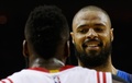 14-15NBAプレーオフ1回戦（7回戦制）、ヒューストン・ロケッツ対ダラス・マーベリックス。ヒューストン・ロケッツのジェームス・ハーデンと言葉を交わすダラス・マーベリックスのタイソン・チャンドラー（2015年4月18日撮影）。(c)AFP/Getty Images/Scott Halleran