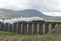 英イングランド北部にある1875年に完成したリブルヘッド陸橋を走る蒸気機関車（2015年5月26日撮影）。(c)AFP/OLI SCARFF