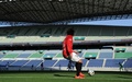 Jリーグ1部（J1）第4節、浦和レッドダイヤモンズ（Urawa Red Diamonds）対清水エスパルス（Shimizu S-Pulse）。無観客のスタジアムで試合に臨む浦和レッズの選手（2014年3月23日撮影）。(c)AFP/TOSHIFUMI KITAMURA