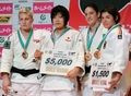 柔道、グランドスラム東京大会（Grand Slam Tokyo 2011）最終日。女子78キロ級の表彰式に臨む（左から）2位に入った米国のカイラ・ハリソン（Kayla Harrison）、優勝した日本の緒方亜香里（Akari Ogata）、3位に入ったブラジルのマイラ・アギアル（Mayra Aguiar）とドイツのハイデ・ウォラート（Heide Wollert、2011年12月11日撮影）。(c)AFP/Toru YAMANAKA