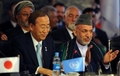 アフガニスタン・カブール（Kabul）で開かれた同国復興支援のための閣僚級国際会議で、演説を終えた国連（UN）の潘基文（パン・キムン、Ban Ki-moon）事務総長（左）に拍手をおくるアフガニスタンのハミド・カルザイ（Hamid Karzai）大統領（右、2010年7月20日撮影）。(c)AFP/SHAH Marai