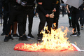 香港で中国国旗を燃やすデモ参加者ら（2019年10月1日撮影）。(c)Mohd RASFAN / AFP