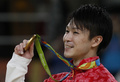 リオデジャネイロ五輪、体操男子個人総合決勝。金メダルを手に笑顔を見せる内村航平（2016年8月10日撮影）。(c)AFP/Thomas COEX