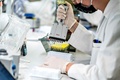 デンマーク・オールボーの大学で、同国で感染が確認された新型コロナウイルスに英国由来の変異株があるか調べる研究者（2021年1月15日撮影）。(c)Henning Bagger / Ritzau Scanpix / AFP