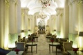 パリ（Paris）・モンテーニュ通り（Avenue Montaigne）にある老舗ホテル「プラザ・アテネ（Plaza Athenee）」の無人となったロビー（2013年10月1日撮影）。(c)AFP/FRED DUFOUR