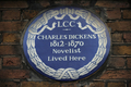 英ロンドンで、チャールズ・ディケンズ博物館（Charles Dickens Museum）の壁に設置されたディケンズの住居跡を示す標識（2012年2月6日撮影）。(c)AFP/CARL COURT