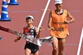 東京パラリンピック、陸上女子マラソン（視覚障害T12）。フィニッシュテープを切る道下美里（左、2021年9月5日撮影）。(c)Kazuhiro NOGI / AFP