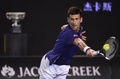 全豪オープンテニス、男子シングルス決勝。リターンを打つノバク・ジョコビッチ（2016年1月31日撮影）。(c)AFP/WILLIAM WEST