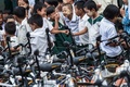 ミャンマー・ヤンゴン郊外の学校で、寄付された自転車を見る子どもたち（2019年6月18日撮影）。(c)Ye Aung THU / AFP
