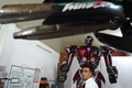 ベトナム首都ハノイの作業場で、バイクのスペアパーツから作られたロボット・ワンを整備するドー・ダイン・フォンさん（2019年9月30日撮影）。(c)Nhac NGUYEN / AFP