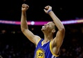 14-15NBAファイナル、クリーブランド・キャバリアーズ対ゴールデンステイト・ウォリアーズ。勝利を確信し喜ぶゴールデンステイト・ウォリアーズのステフェン・カリー（2015年6月16日撮影）。(c)AFP/Getty Images/Ezra Shaw