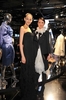 東京・六本木のリステア ミッドタウン（RESTIR）で開催されたヴァレンティノ（VALENTINO）08/09年秋冬コレクション展示オープニングパーティーに出席したクリエイティヴ・ディレクターのアレッサンドラ・ファッキネッティ（Alessandra Facchinetti、右）とモデルの冨永愛（Ai Tominaga、2008年5月29日撮影）。(c)Valentino
