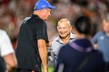 ラグビー、パシフィック・ネーションズカップ決勝、フィジー対日本。試合後にあいさつを交わすフィジーのミック・バーンHC（左）と日本のエディー・ジョーンズHC（2024年9月21日撮影）。(c)Philip FONG/ AFP