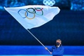 北京冬季五輪の閉会式で、五輪旗を振る国際オリンピック委員会（IOC）のトーマス・バッハ会長（2022年2月20日撮影、資料写真）。(c)SEBASTIEN BOZON / AFP
